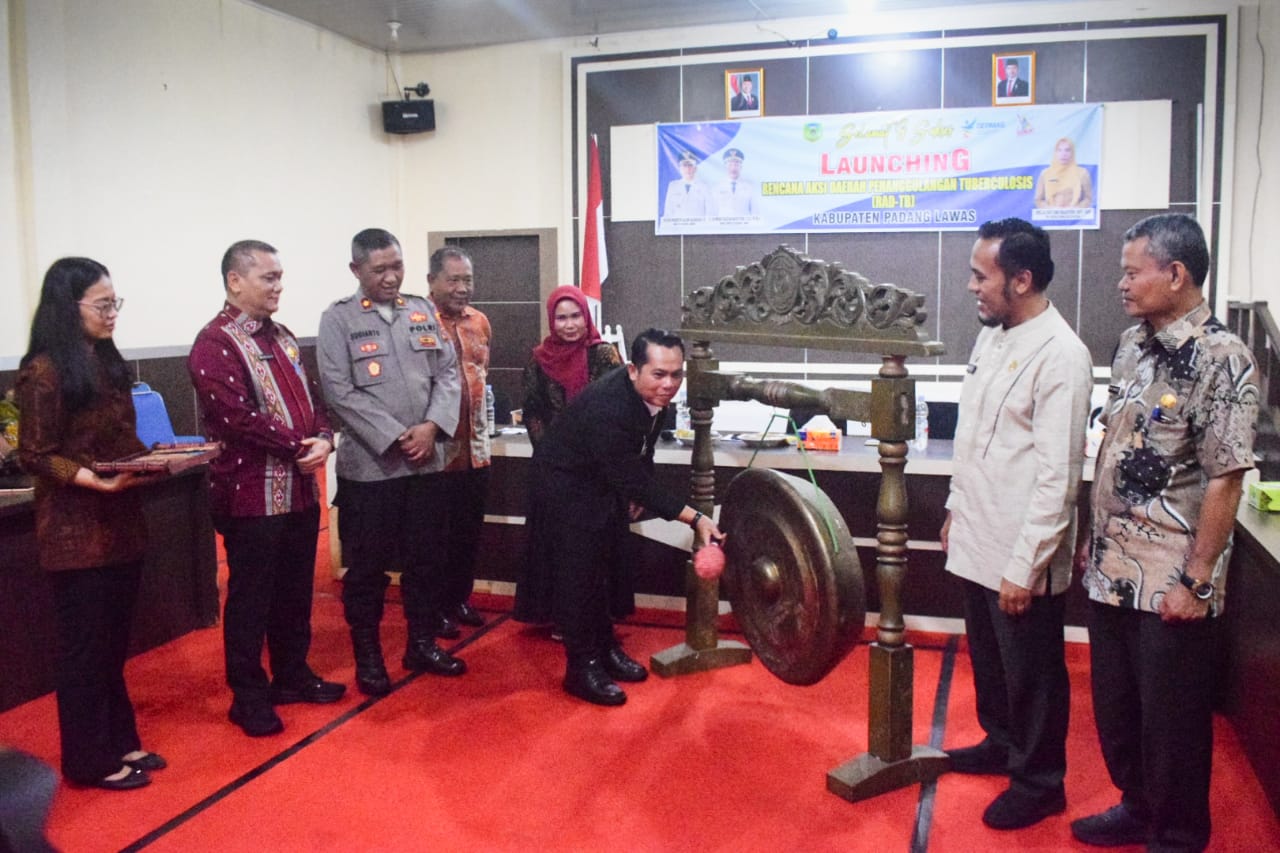 Keterangan Gambar: Bupati Palas Putra Mahkota Alam Hasibuan SE resmi launching RAD Penanggulangan TBC di Aula Kantor Bupati Palas, Kamis (11/12) (Berita/Ist)