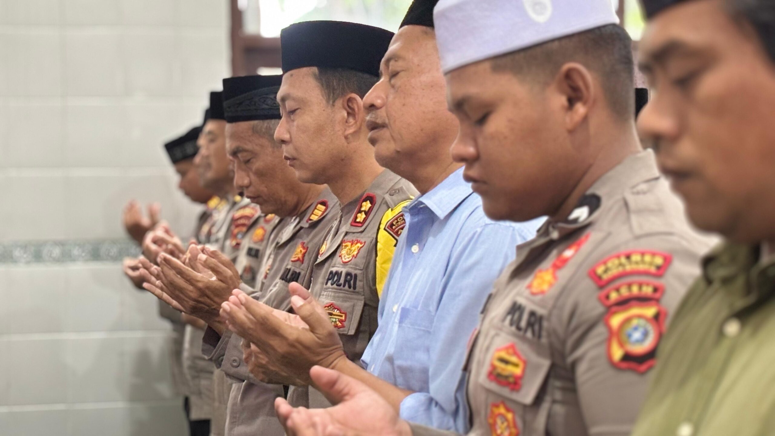 Foto: Kapolres bersama pejabat utama dan jajaran personel Polres Aceh Singkil, tampak khusyuk melaksanakan ibadah sholat ghaib di Mushola Mapolres, Kamis (11/12/2025).ist