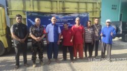 Teks Foto Ketua DPW PNTI Adhan Nur (tiga dari kiri), Muhamad Syamsu Rokhman Kepala Stasiun PSDKP Belawan(dua dari kiri) foto bersama usai penyerahan bantuan dari KKP RI di Jalan Sumatera Kelurahan Brandan Timur Kec.Babalan, Langkat, Kamis(11/12/25).Beritasore/ist.
