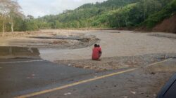 Terisolir : Jalan Nasional menghubungkan Kabupaten Aceh Tenggara -Kabupaten Gayo Lues masih terisolir .tepatnya di Kute Simpur jaya-Rumah Bundar Kecamatan Ketambe , hingga Jum'at pagi (12/12) masih putus total, tampak warga tengah memandang lokasi jalan putus akibat banjir Landa Agara pada Rabu ( 26/11) lalu. Berita Sore/Husaini Amin