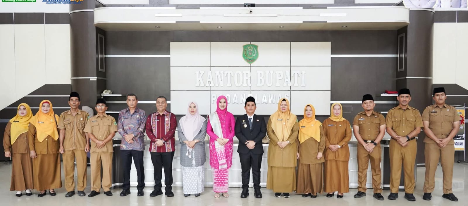 Keterangan Gambar: Putra Mahkota Alam Hasibuan SE melantik sejumlah pejabat pimpinan tinggi Pratama dan pejabat fungsional di Aula Kantor Bupati, Kamis (11/12) (Berita/Ist)