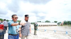 Teks fhoto Bupati Batubara H.Baharuddin Siagian, SH,M.Si bersama anggota DPRD Provinsi Sumatera Utara, Yahdi Khoir, Tim Staf Ahli Kementerian Pertanian RI Ani dan Aris, meninjau kondisi bendung Sungai Dalu-Dalu di Desa Sukaraja, Kecamatan Air Putih, Kabupaten Batubara Sabtu (13/12/2025).beritasore/alirsyah
