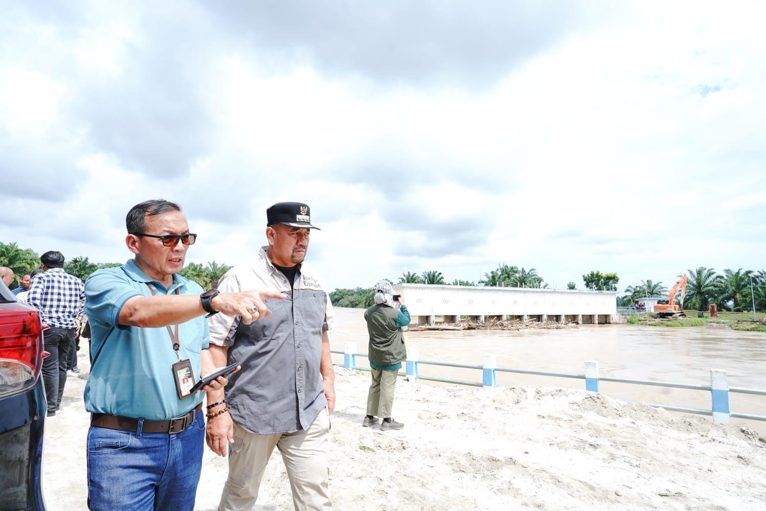 Teks fhoto Bupati Batubara H.Baharuddin Siagian, SH,M.Si bersama anggota DPRD Provinsi Sumatera Utara, Yahdi Khoir, Tim Staf Ahli Kementerian Pertanian RI Ani dan Aris, meninjau kondisi bendung Sungai Dalu-Dalu di Desa Sukaraja, Kecamatan Air Putih, Kabupaten Batubara Sabtu (13/12/2025).beritasore/alirsyah