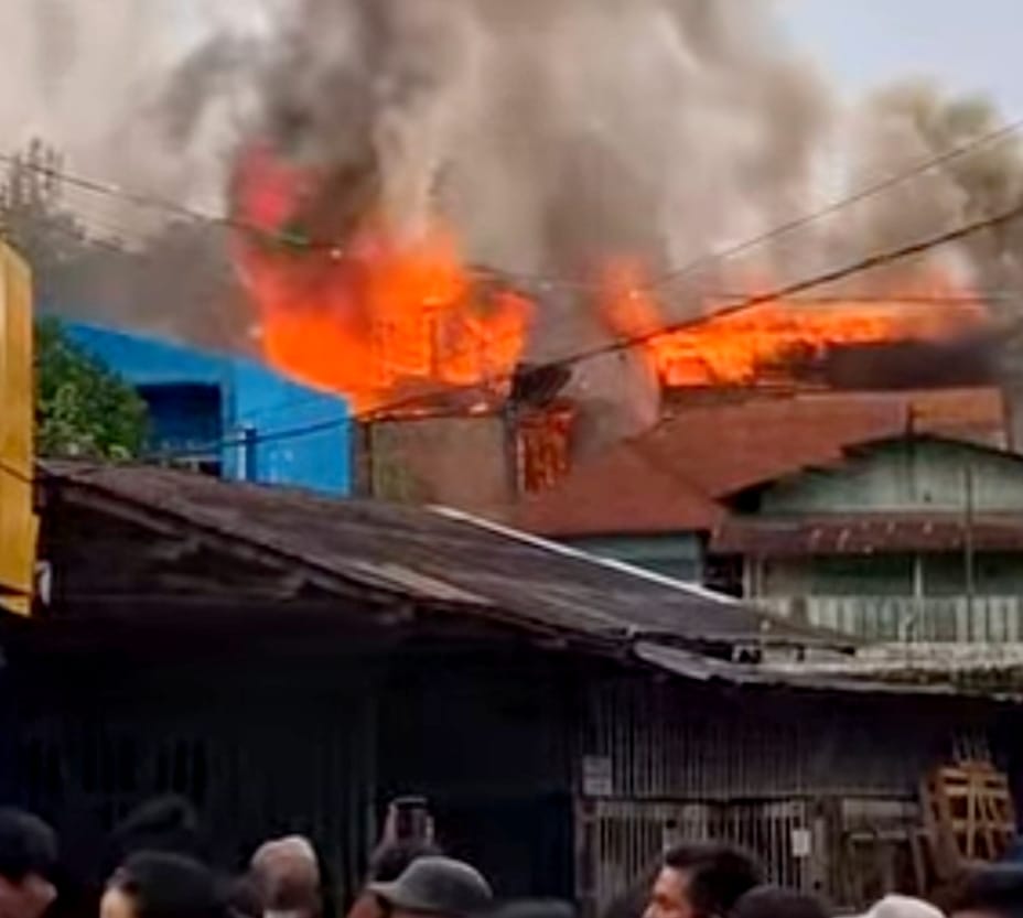 Ket. Foto : Kobarann api yang menghanguskan 7 rumah di Padangsidimpuan terlihat membubung tinggi keudara .ist.