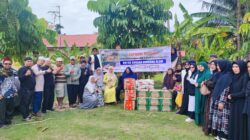 Teks foto : Ustad H.Zulkarnain Asri LC,MA saat menyerahkan bantuan PT Darul Kaffah Tour Travel dan Aspuri di Aceh Tamiang. ( Berita Sore/ ist)