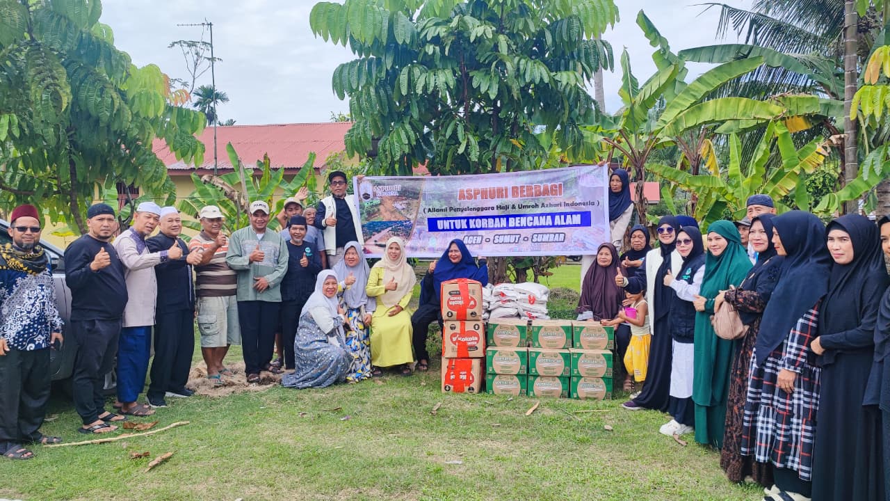 Teks foto : Ustad H.Zulkarnain Asri LC,MA saat menyerahkan bantuan PT Darul Kaffah Tour Travel dan Aspuri di Aceh Tamiang. ( Berita Sore/ ist)