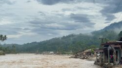 Putus ; Jalan Darurat menghubungkan Kute Leuser - Lawe Aunan , merupakan jalan Nasional Kutacane - Kabupaten Gayo Lues,Jum'at pagi (14/12) sekitar pukul 5.00 Wib kembali terputus, akibat gerusan air sungai DAS Lawe Alas. Berita Sore / Husaini Amin.