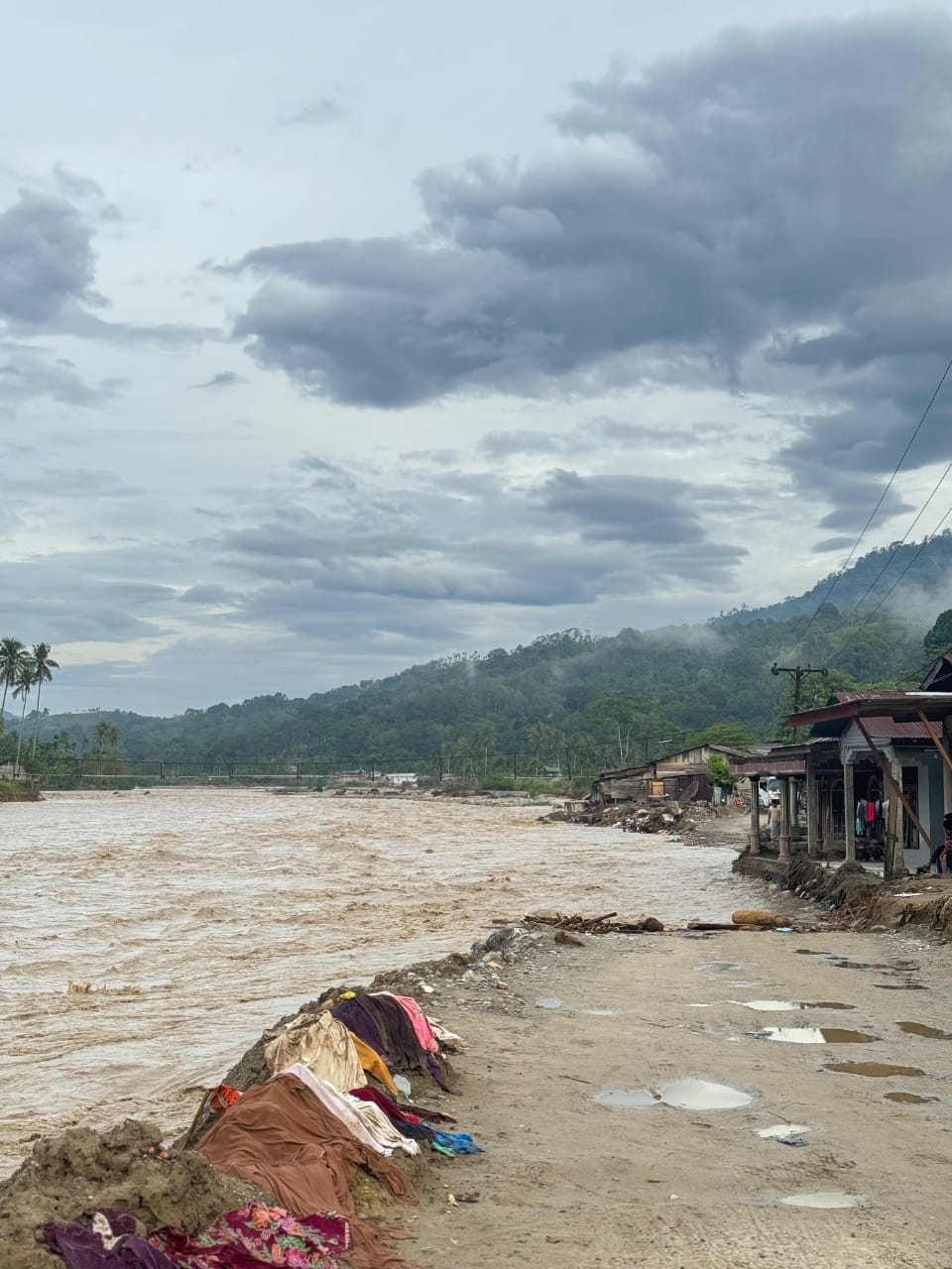 Putus ; Jalan Darurat menghubungkan Kute Leuser - Lawe Aunan , merupakan jalan Nasional Kutacane - Kabupaten Gayo Lues,Jum'at pagi (14/12) sekitar pukul 5.00 Wib kembali terputus, akibat gerusan air sungai DAS Lawe Alas. Berita Sore / Husaini Amin.