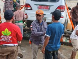 Rakitan Buatan Warga, ‎BPBD Mengevakuasi Ambulance Ke Seberang