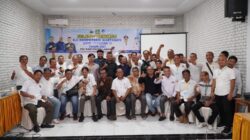 Teks Foto Peserta UKW Ke-75 foto bersama penguji di Hotel Grand Stabat, Langkat, Senin(15/12/25).beritasoreco.id/ist.