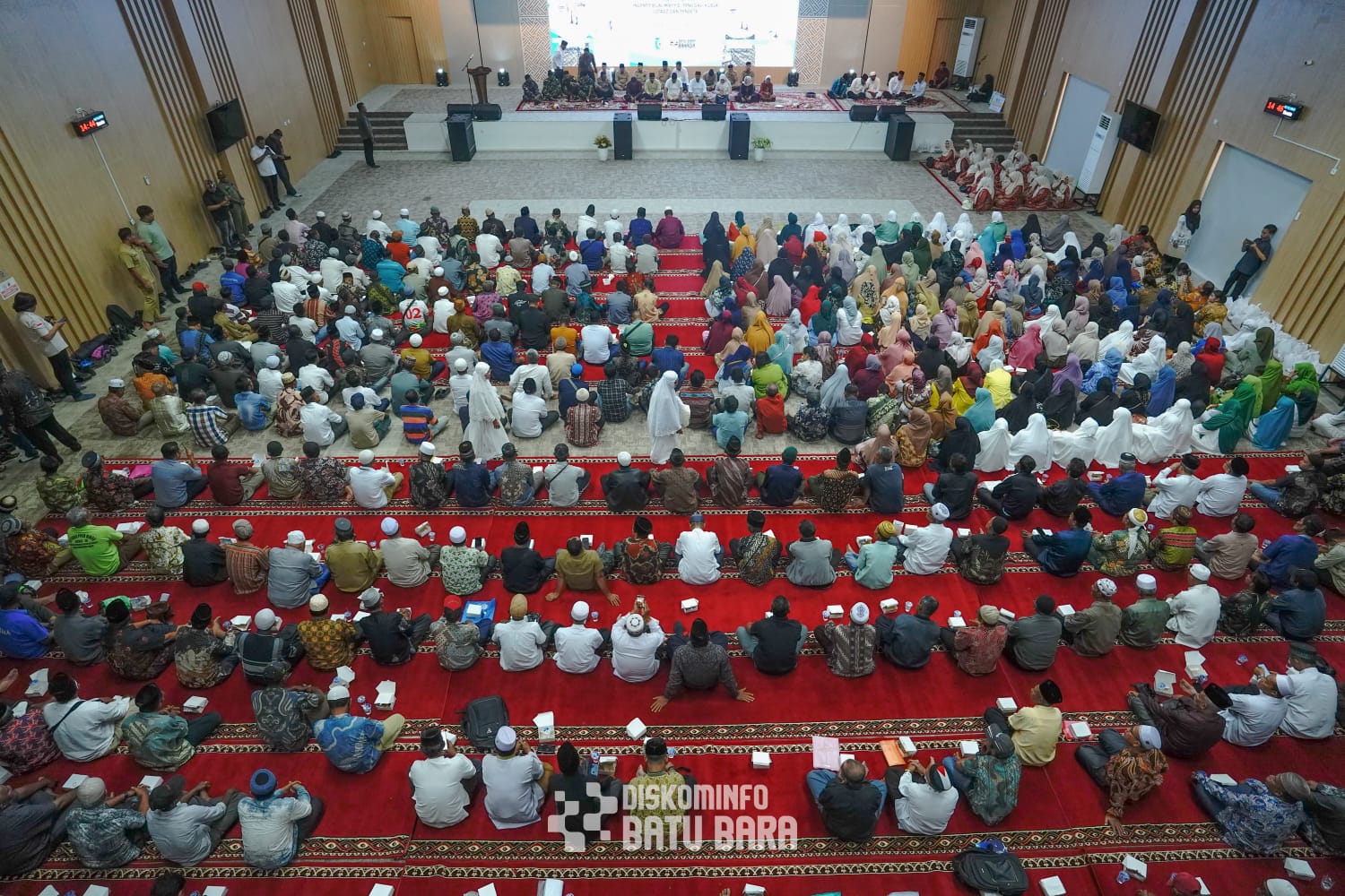 Teks fhoto Hari Jadi Ke-19 Pemkab Batubara gelar Dzikir dan Do'a bersama Lintas Agama di Aula Kantor Bupati, Kecamatan Lima Puluh, Senin (15/12/2025).beritasore/alirsyah