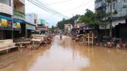 Badan jalan Rantau- Kota Kualasimpang, persisnya di depan Ruko dekat pintu gerbang Pertamina Rantau,Kabupaten Aceh Tamiang masih terendam banjir , Senin (15/12) Foto: Muhammad Hanafiah