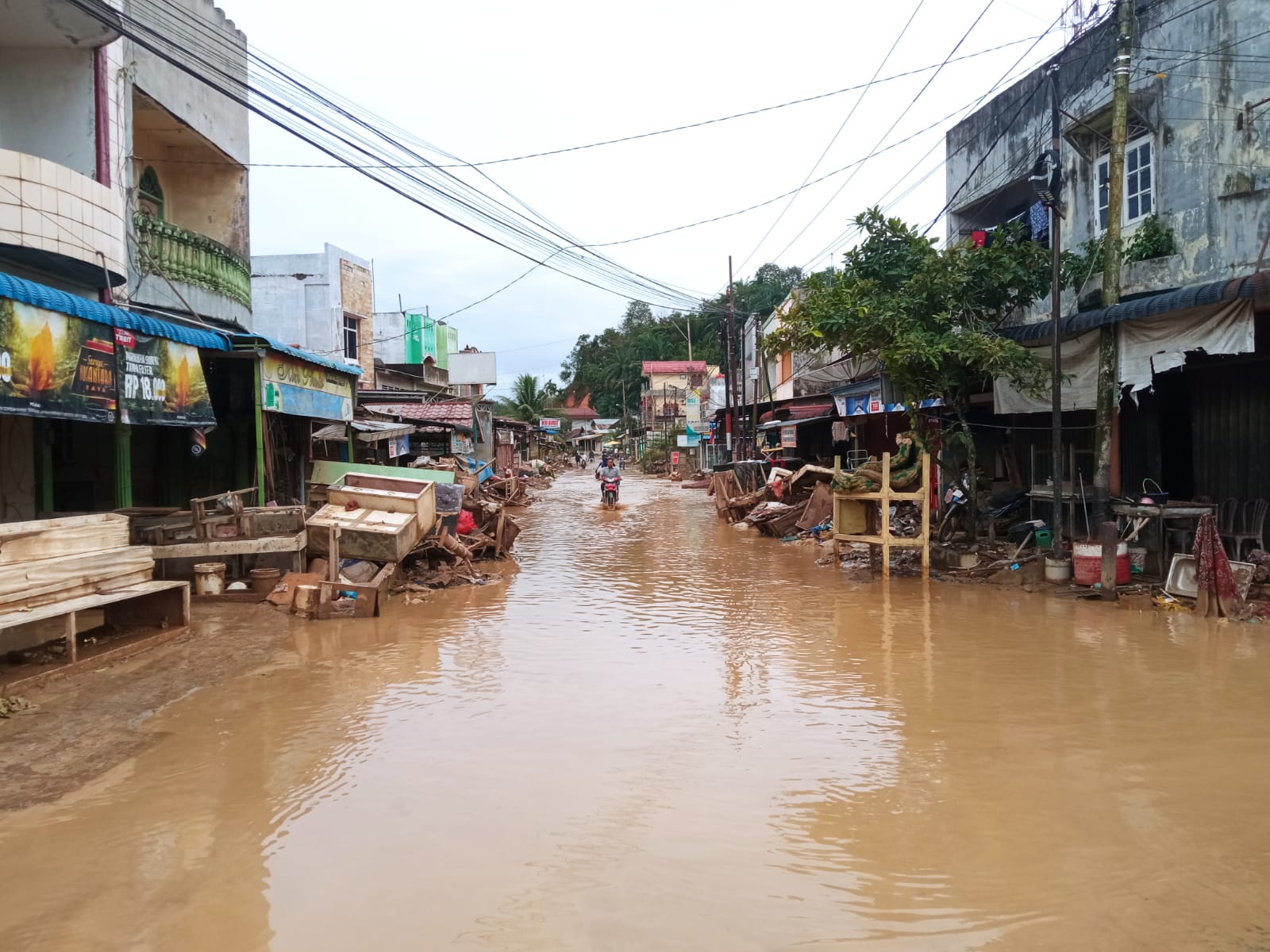 Badan jalan Rantau- Kota Kualasimpang, persisnya di depan Ruko dekat pintu gerbang Pertamina Rantau,Kabupaten Aceh Tamiang masih terendam banjir , Senin (15/12) Foto: Muhammad Hanafiah
