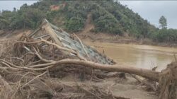 Jembatan Rangka Baja Hanyut Diterjang Kayu Golondongan, Banjir di Aceh Tamiang