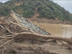 Jembatan Rangka Baja Hanyut Diterjang Kayu Golondongan, Banjir di Aceh Tamiang