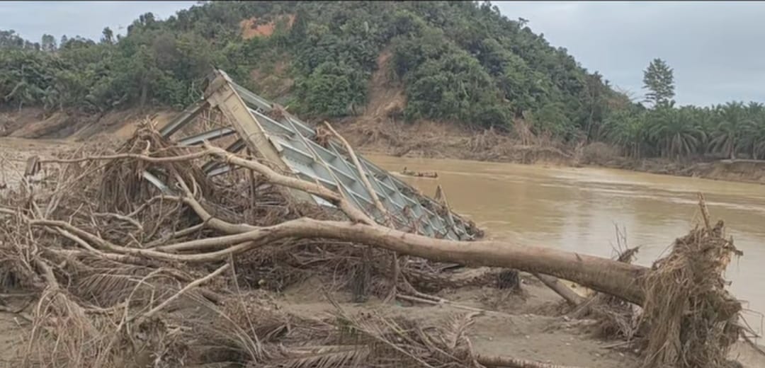 Keterangan Foto: Jembatan rangka baja di Lubuk Sidup-Aras Sembilan yang ambruk diterjang banjir bercampur kayu gelondongan pada peristiwa banjir bandang Aceh Tamiang 2025. Foto: Muhammad Hanafiah