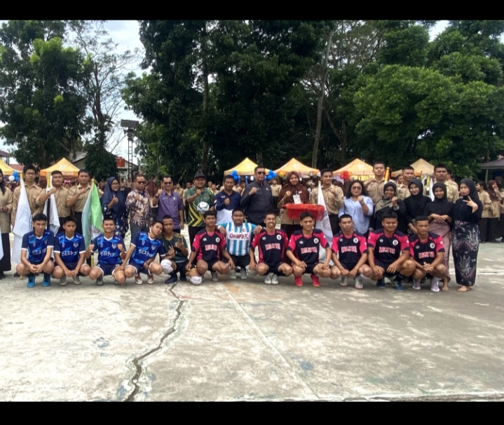 Teks.Kepala Sekolah SMA.N.1.Sunggal Asron.S.Pd.M.Si foto bersama usai mengelar pekan olah raga dan seni di Lingkungan sekolah