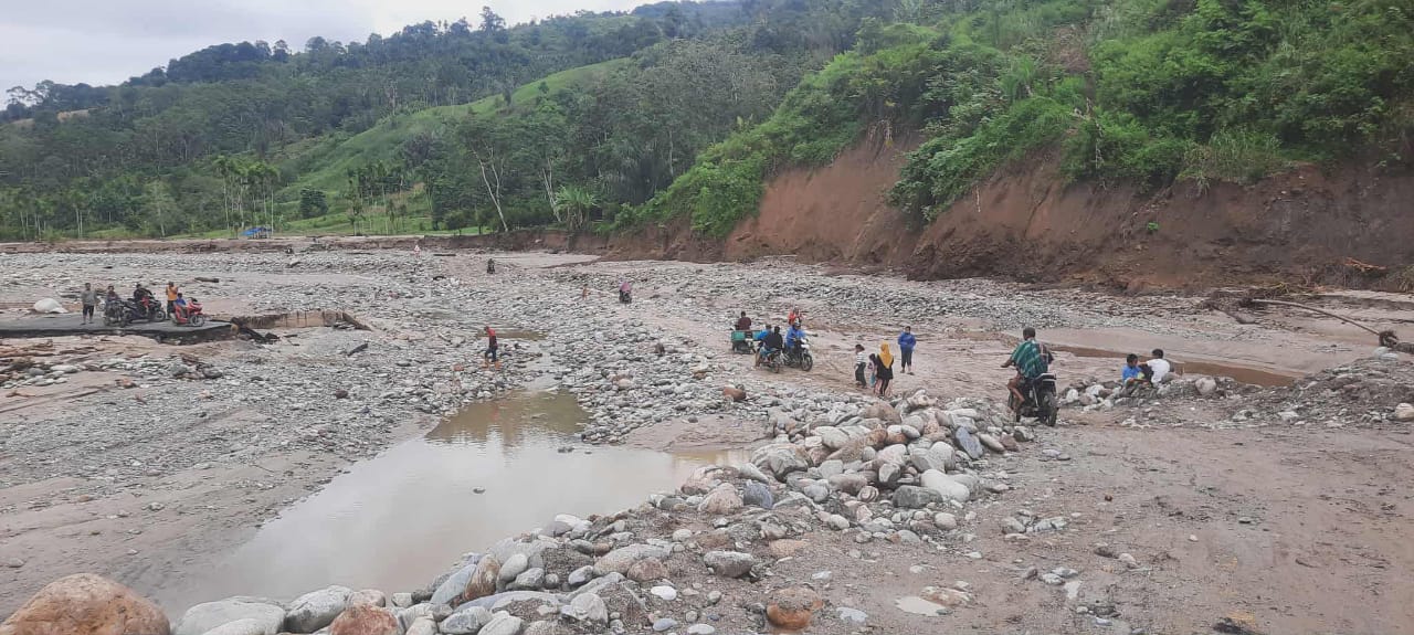 Tersambung : Memasuki 21 hari pasca banjir Agara, akses jalan nasional Kutacane Kabupaten Aceh Tenggara menuju Kabupaten Gayo Lues, yang terputus antara Kute Simpur jaya-Rumah Bundar Kecamatan Ketambe Pada Rabu ( 17/12) sudah tersambung kembali. Berita Sore /Husaini Amin