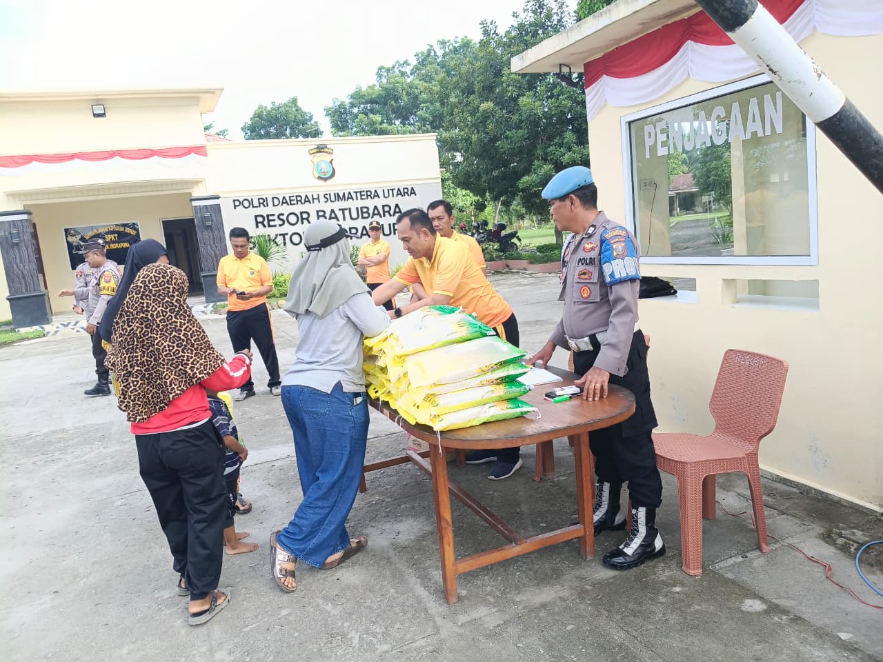 Teks fhoto Polres Batubara gelar Gerakan Pangan Murah (GPM) serentak di beberapa titik strategis Diwilkum Polres Batubara Rabu (17/12/2025).beritasore/alirsyah