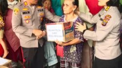 Kepedulian Polwan Polda Sumut Bantu Korban Banjir Dapat Pujian