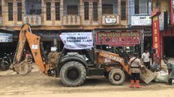 Teks Foto: Alat berat PTPN IV Regional VI peduli bencana alam, bantu proses pembersihan pasca banjir di Kota Langsa, Selasa (17/12). Foto: Munawar