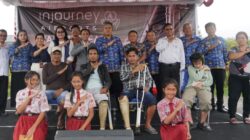 Ket Foto. MANAJEMEN PT. API Cab. Bandara Raja Sisingamangaraja XII foto bersama dengan kaum difabel didampingi Wabup Taput Deni Lumban Toruan dan OPD terkait serta perwakilan Pemkab Toba. Ist