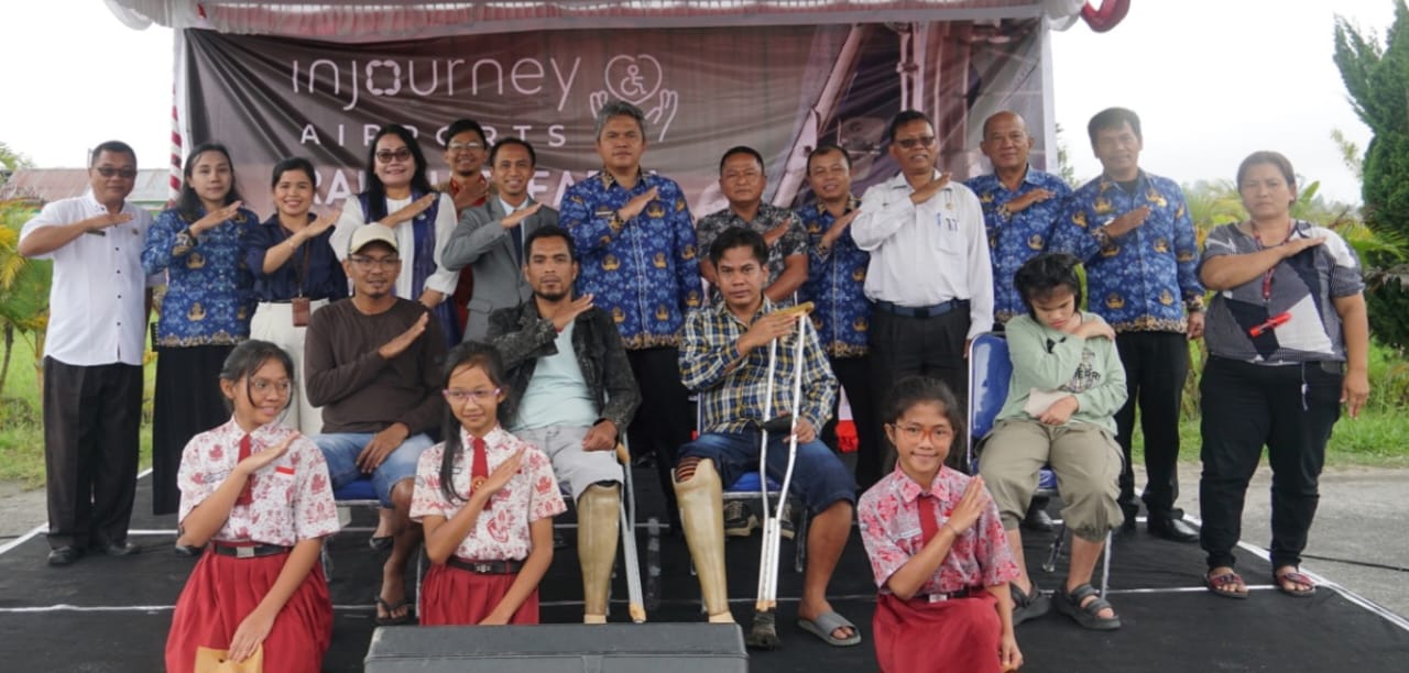 Ket Foto. MANAJEMEN PT. API Cab. Bandara Raja Sisingamangaraja XII foto bersama dengan kaum difabel didampingi Wabup Taput Deni Lumban Toruan dan OPD terkait serta perwakilan Pemkab Toba. Ist