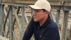 Teks foto: Wakil Gubernur Aceh, Fadhlullah, SE meninjau langsung progres pembangunan jembatan Bailey yang menghubungkan Desa Awe Geutah Paya dengan Desa Teupin Reudeup Kab. Bireuen, Selasa, (16/12/25). (Ist).