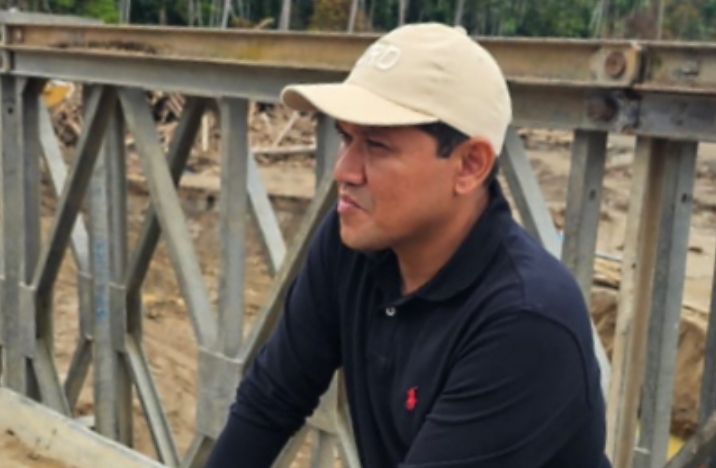 Teks foto: Wakil Gubernur Aceh, Fadhlullah, SE meninjau langsung progres pembangunan jembatan Bailey yang menghubungkan Desa Awe Geutah Paya dengan Desa Teupin Reudeup Kab. Bireuen, Selasa, (16/12/25). (Ist).