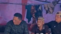 Bupati dan Wakil Bupati mengapit salah seorang warga Putri Betung di tenda Pengungsian.(Muhammad Iqbal/berita)