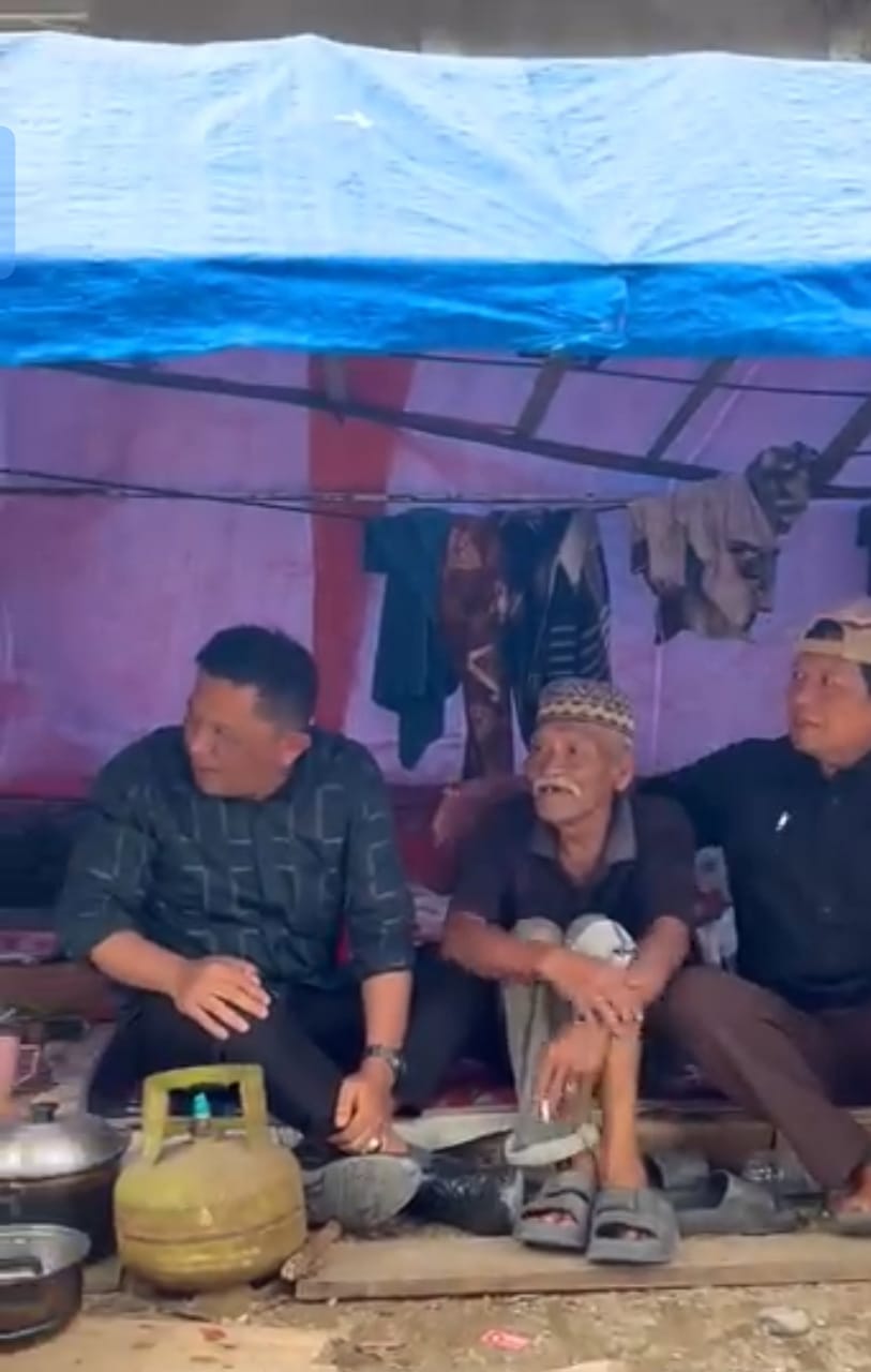 Bupati dan Wakil Bupati mengapit salah seorang warga Putri Betung di tenda Pengungsian.(Muhammad Iqbal/berita)