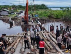 TNI-Polri Bangun Jembatan Menuju Ibukota Aceh Singkil Akibat Putus Diterjang Banjir 