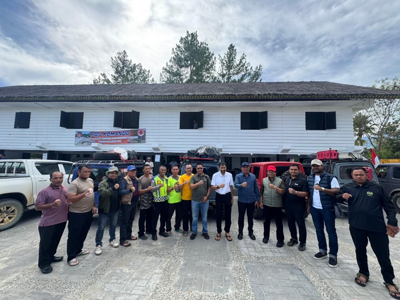 Tampak gambar: FKMGL Serahkan Bantuan ke Gayo Lues yang diterima langsung Bupati dan Wakil Bupati Gayo Lues dan di dampingi Gubernur Aceh Muzakir Manaf.(Muhammad Iqbal/berita) ‎