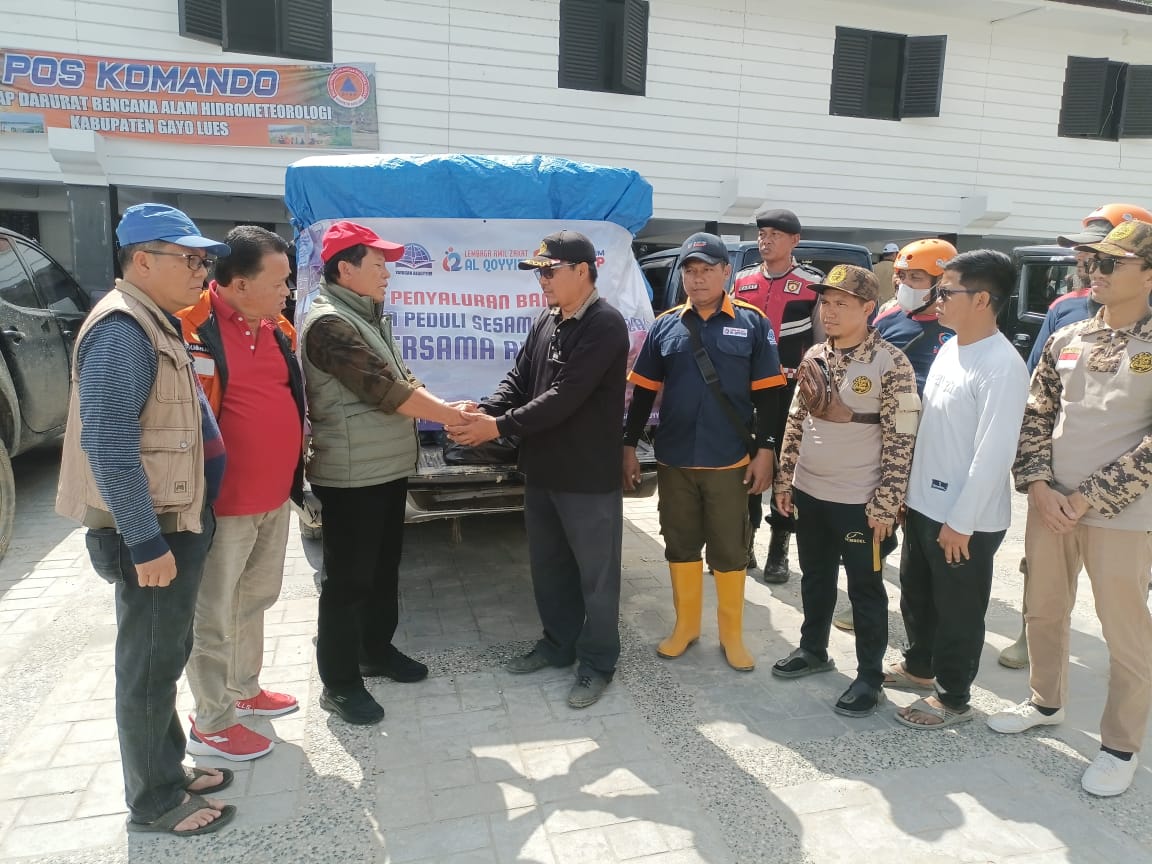 Tampak gambar Wakil Bupati Gayo Lues H.Maliki menerima bantuan dari Yayasan AlQoyyim Sukoharjo Jawa Tengah yang didampingi oleh Yayasan Bunayya Gayo Lues.(Muhammad Iqbal/berita)