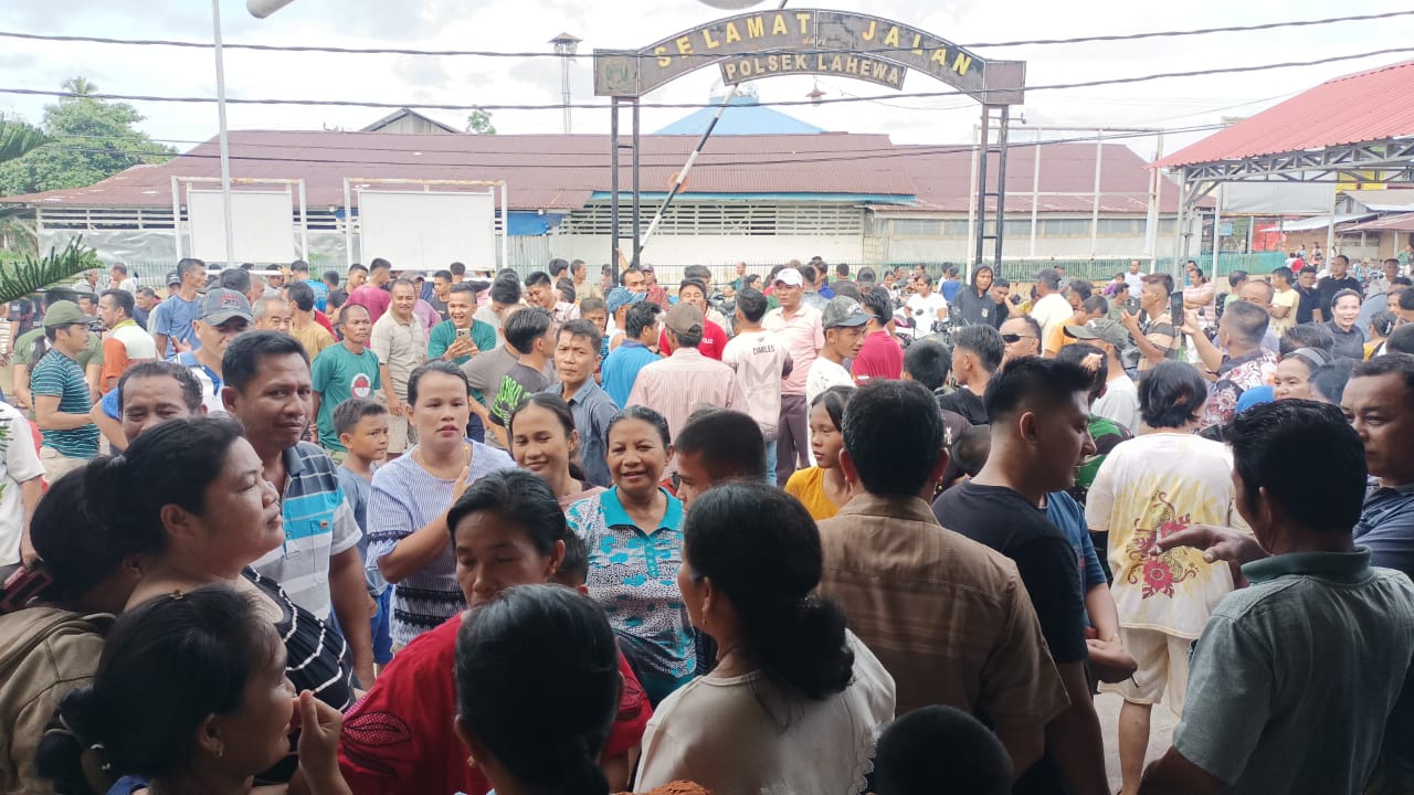 Warga terus berdatangan ke Kantor Polsek Lahewa untuk mendesak polisi segera menangkap tersangka pembunuhan mayat dalam karung, Minggu (21/12). Ist