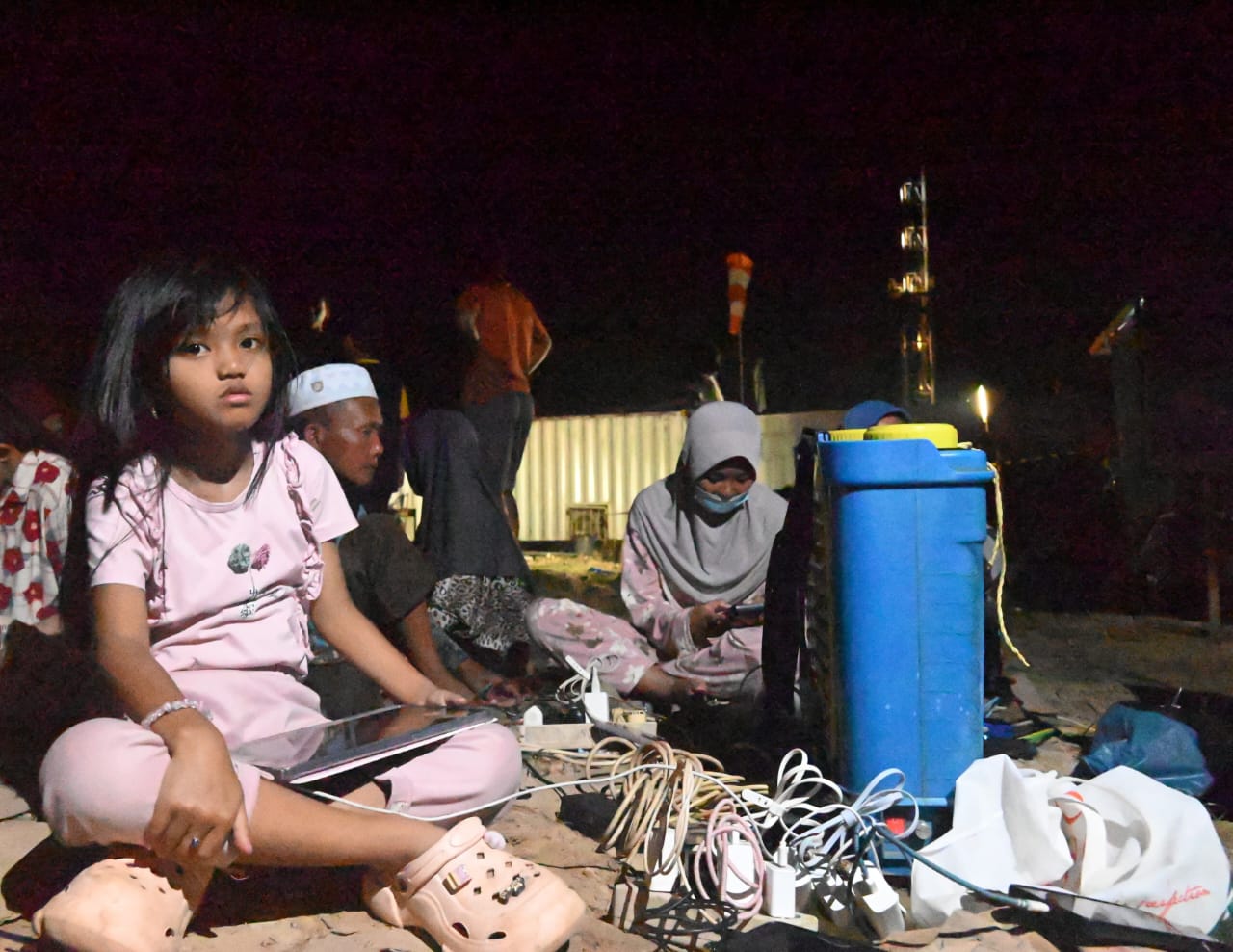 Teks Foto: WARGA dari beberapa desa di Aceh Tamiang memanfaatkan sumber listrik di Rig PDSI#19.1.Ist