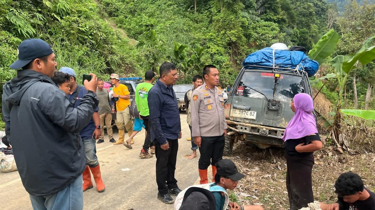 Tampak gambar: Bupati Gayo Lues dan Rombongan tiba di Desa Pepelah dan menyapa warga setempat dan warga Desa lainnya yang akan mengambil Bantuan Sembako.(Muhammad Iqbal/berita)