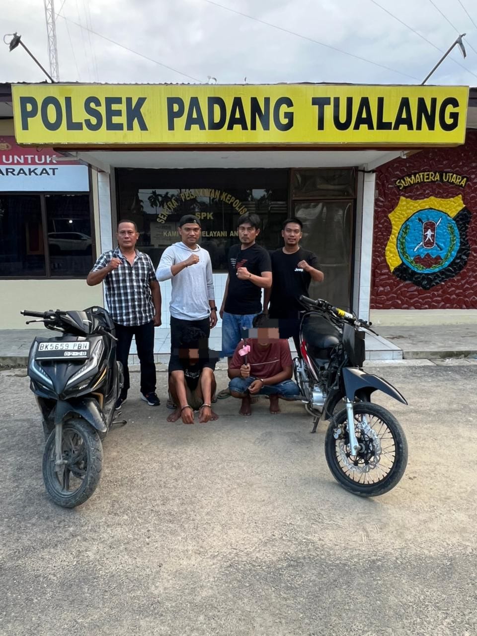 Teks Foto  Dua pelaku Curanmor diamankan Polsek Padang Tualang, Sabtu (20/12/25). beritasore.co.id/ist. 