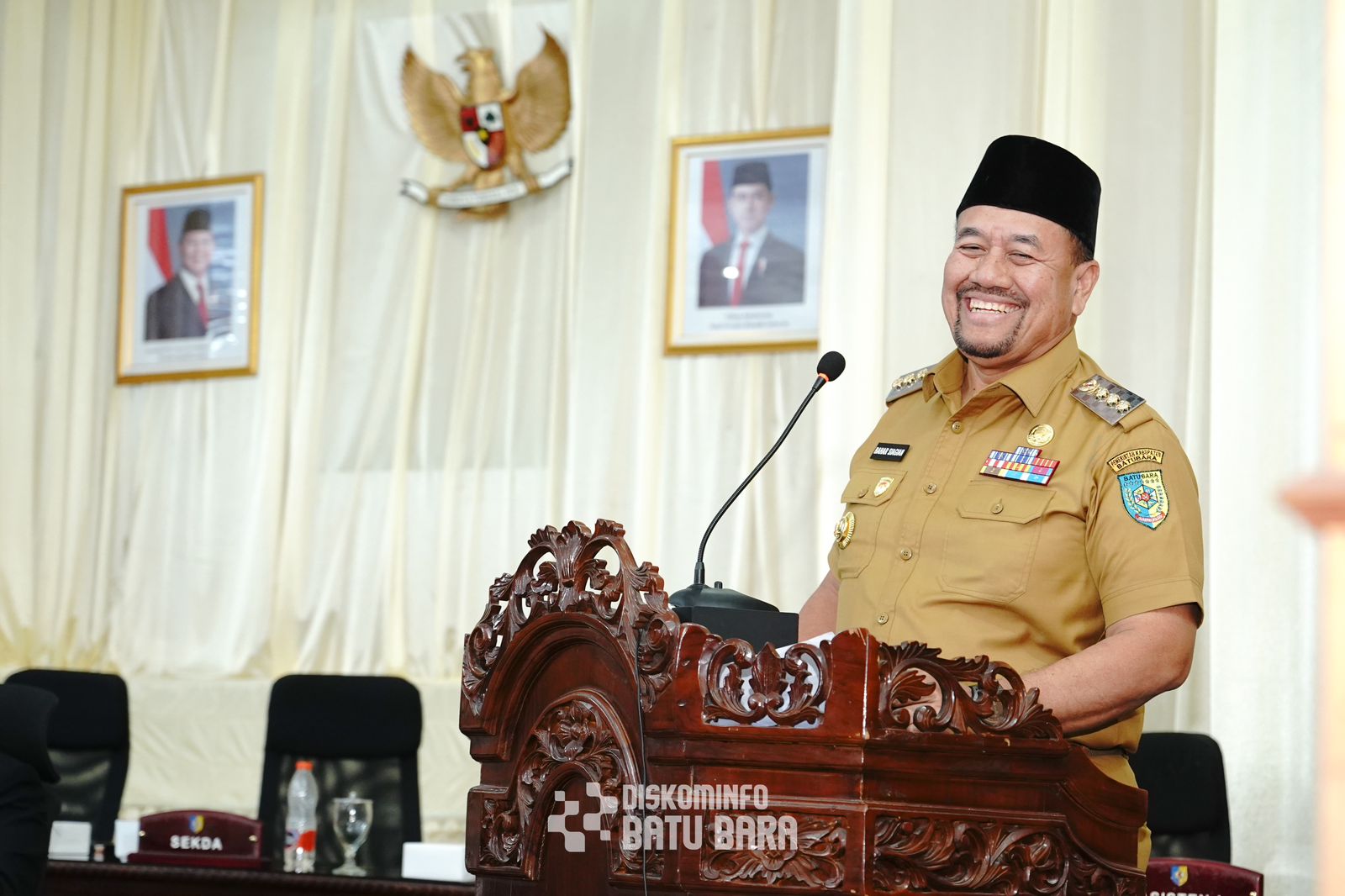 Teks fhoto Bupati Batubara H.Baharuddin Siagian, S.H., M.Si hadiri Rapat Paripurna DPRD Kabupaten Batubara di Ruang Rapat Paripurna DPRD Kabupaten Batubara, Kecamatan Lima Puluh Senin (22/12/2025).beritasore/alirsyah