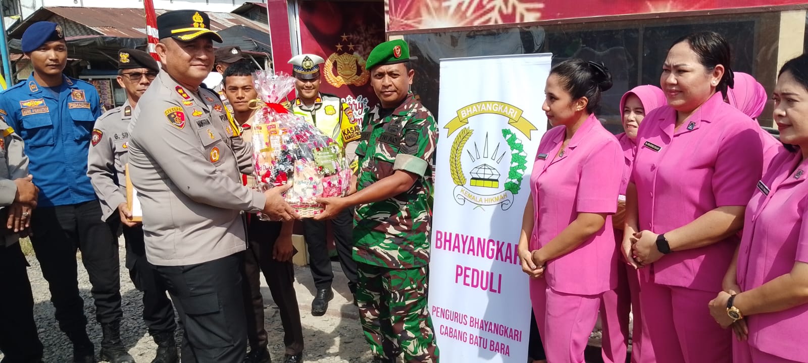 Teks fhoto Kapolres Batubara AKBP Doly Nelson Nainggolan SH,MH didampingi  Ketua Bhayangkari Cabang Polres Batubara, Pejabat Utama (PJU) Polres Batubara turut mendampingi pengecekan Pos Pelayanan (Pos Yan) II Pintu Tol Lima Puluh Selasa, (23/12/2025).beritasore/ alirsyah