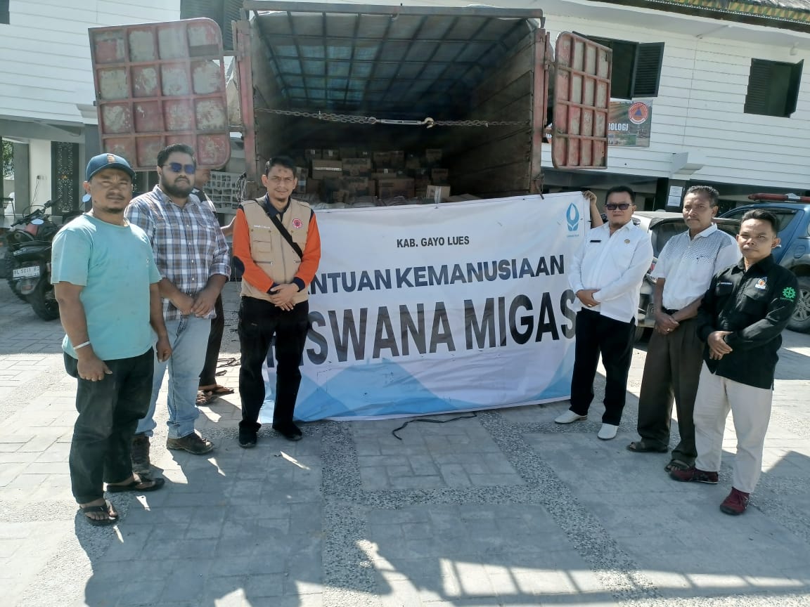 Tampak gambar: Sekdakab Gayo Lues dan Kalak BPBD menerima Bantuan dari Hiswana Migas Aceh di posko Induk Blangkekejeren.(Muhammad Iqbal/berita) ‎