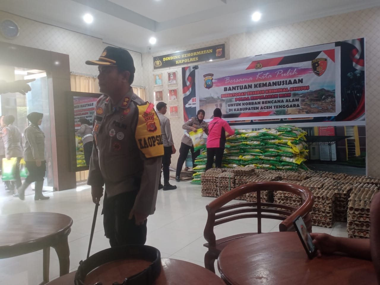 Kapolres Aceh Tenggara AKBP Yulhendri SIK tampak sibuk usai memberikan pengarahan kepada personil hendak berangkat menyalurkan bantuan.Ke wilayah Kecamatan Babussalam, Lawe Alas ,Babulrahmah dan Ketambe.Rabu ( 24/12). Beritasore/Husaini Amin