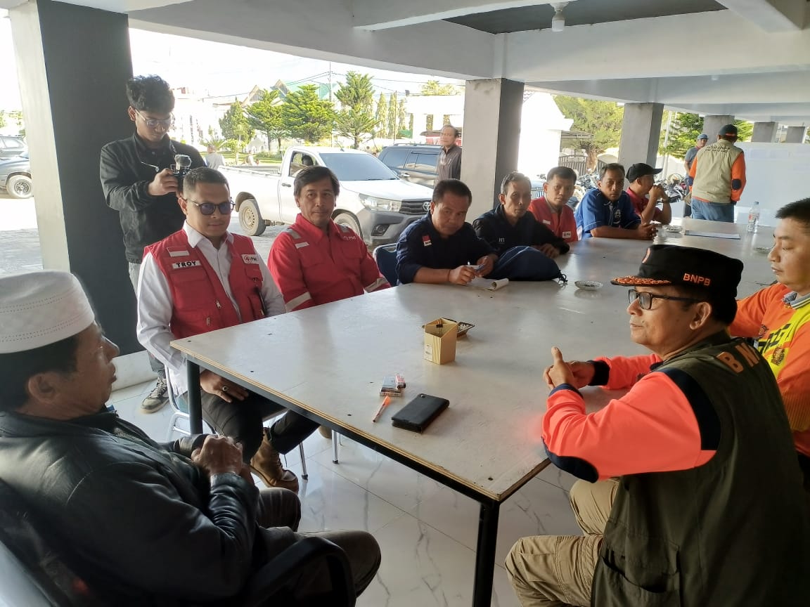 Tampak gambar: Ketua PMI Gayo Lues H.Maliki,SE.MAP menyambut kehadiran PMI Jakarta Utara di posko Induk Blangkejeren.(Muhammad Iqbal/beritasore.co.id)