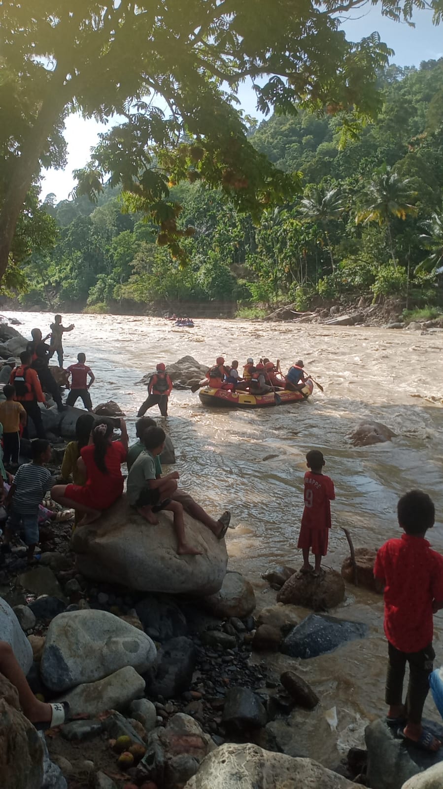 Tim Basarnas Kabupaten Aceh Tenggara, Kamis pagi (25/12) kembali menurunkan tiga unit perahu karet untuk menyisir pencarian warga Kute Lawe Aunan Kecamatan Ketambe, diduga hilang terbawa arus sungai Alas kecamatan Ketambe . Berita Sore /Husaini Amin