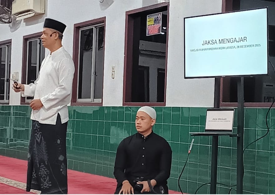Keterangan foto: Kajari Langsa saat menyampaikan tausiah di Masjid At-Taqwa Muhammadiyah Langsa. ( Foto: Ibnu Sa'dan)