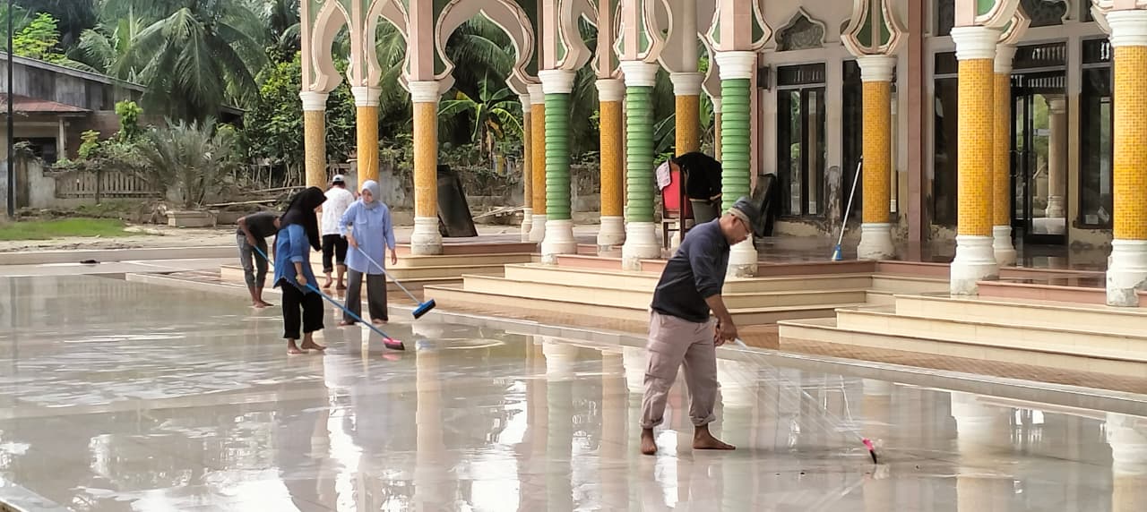 Teka foto: Ketua ICMI Aceh Dr Taqwaddin (tengah) sedang serahkan bantuan untuk kegiatan pembersihan Masjid Baitunnasihin, Gampong Teumpeun, Kecamatan Peureulak Barat, Aceh Timur, Kamis (25/12/25).(Ist )