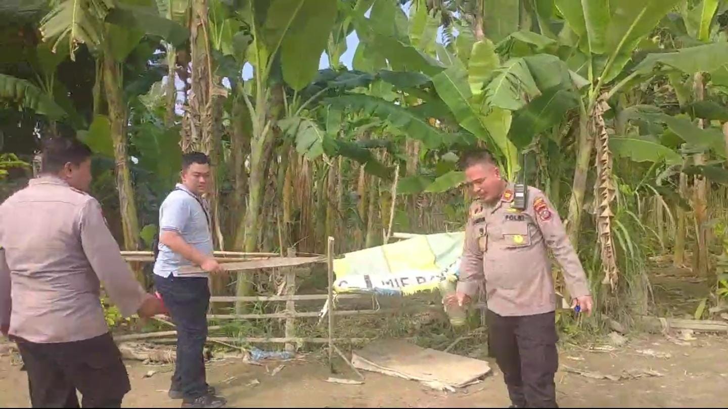 Petugas Polsek Sunggal saat akan melakukan pembakaran barak Narkoba