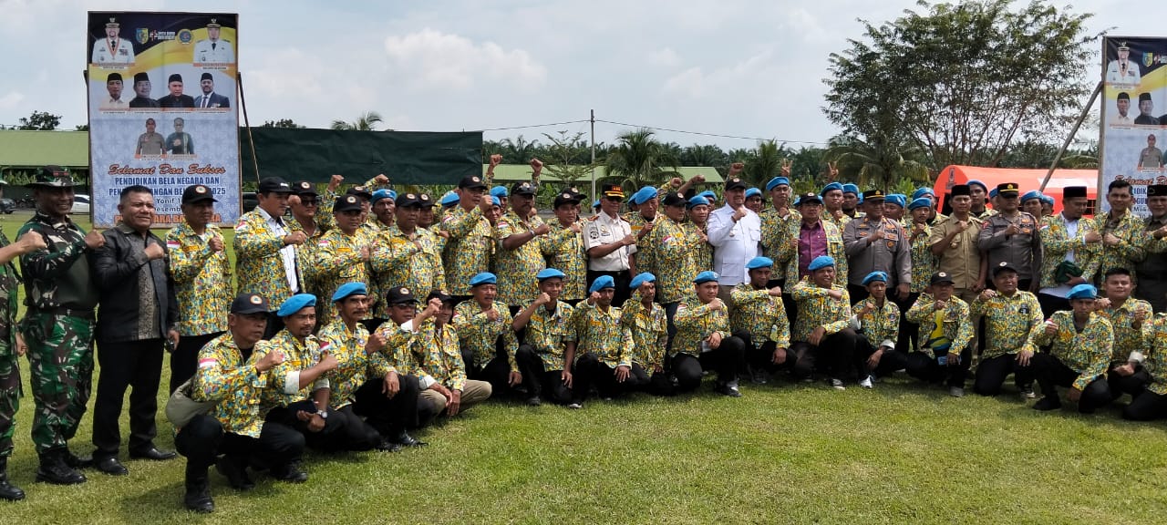 Teks fhoto Bung Drs.Khairul Muslim MD Ketum PB Gemkara pidato Pendidikan Bela Negara dan Penanggulangan Bencana Tahun 2025 di lapangan Mako Yonif 126/ KC Kecamatan Seibalai Senin (29/12-2025).