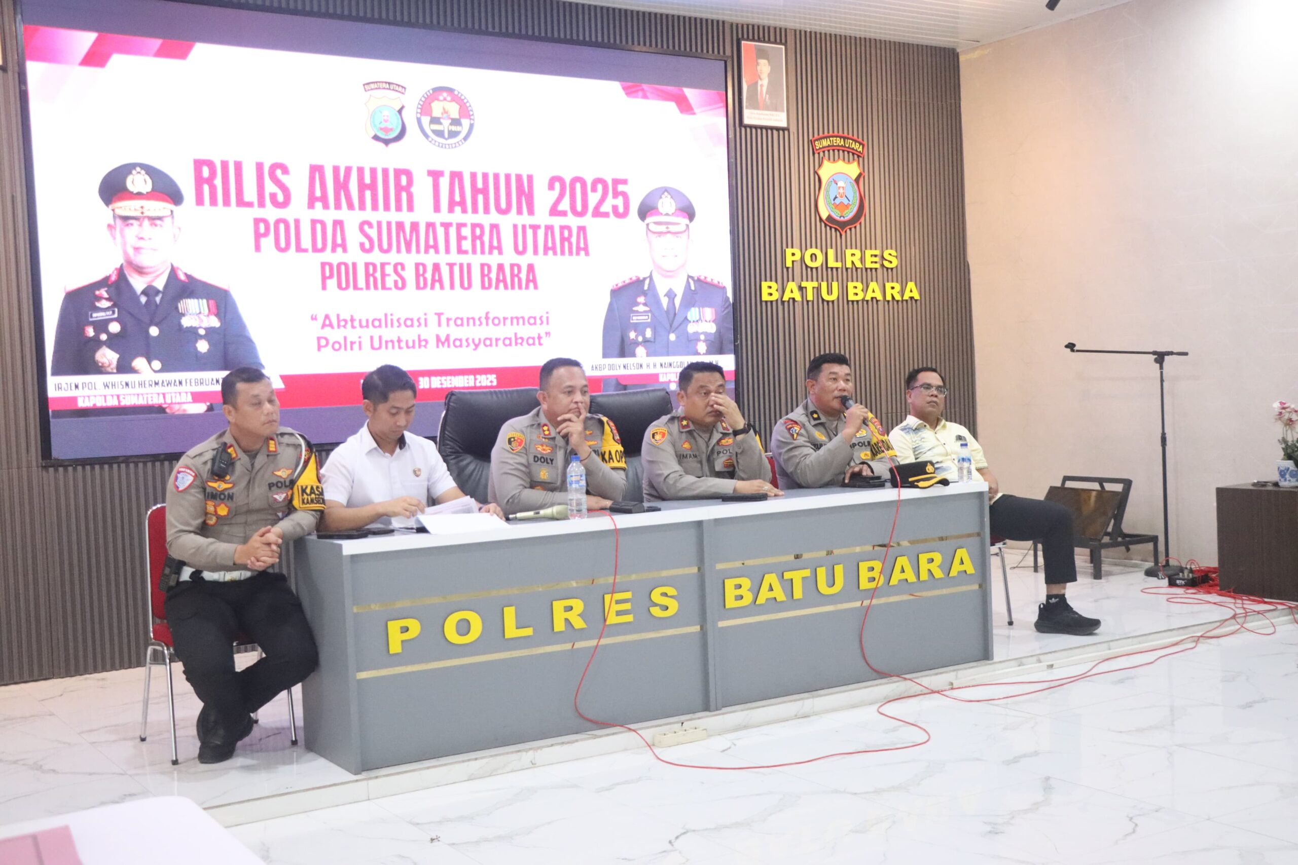 Teks fhoto Kapolres Batubara AKBP Doly Nelson H.H Nainggolan SH,MH merillis capaian kinerja akhir tahun 2025 di Mapolres Senin (30/12/2025).beritasore/ alirsyah 