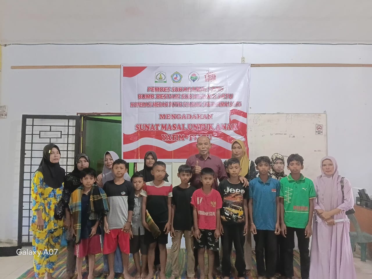 Teks foto: Kegiatan sunat massal yang dilaksanakan Kampung Sukaramai Satu, Kecamatan Seruway, Aceh Tamiang, Sabtu (3/1). (Foto: Yusri).